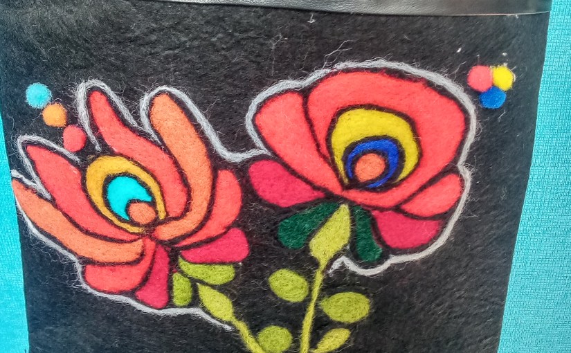 Keçe yünüyle sözcükler, keçe kumaşla&nbsp;kâğıt…